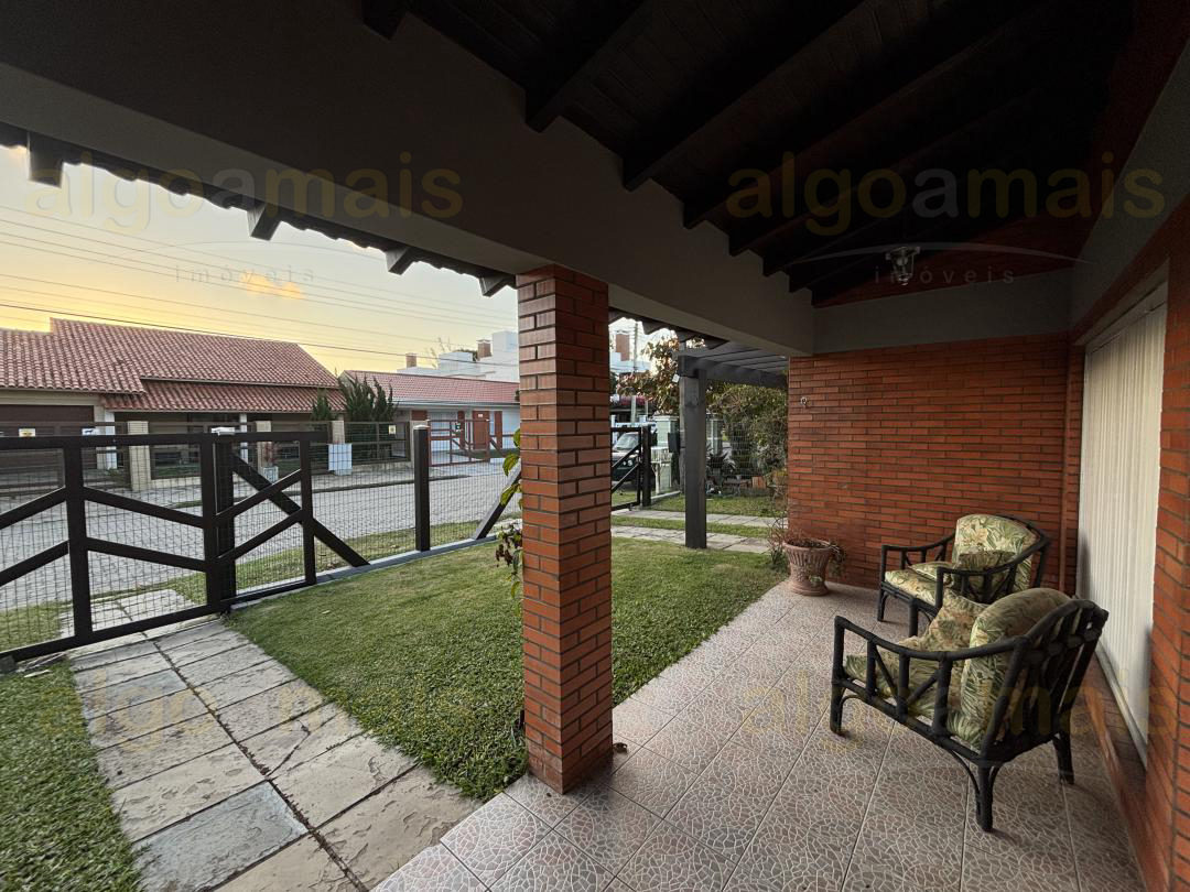 Sobrado Mobiliado com Piscina no Centro de Xangri-Lá, próximo do mar - Venda — Centro — Xangri-Lá