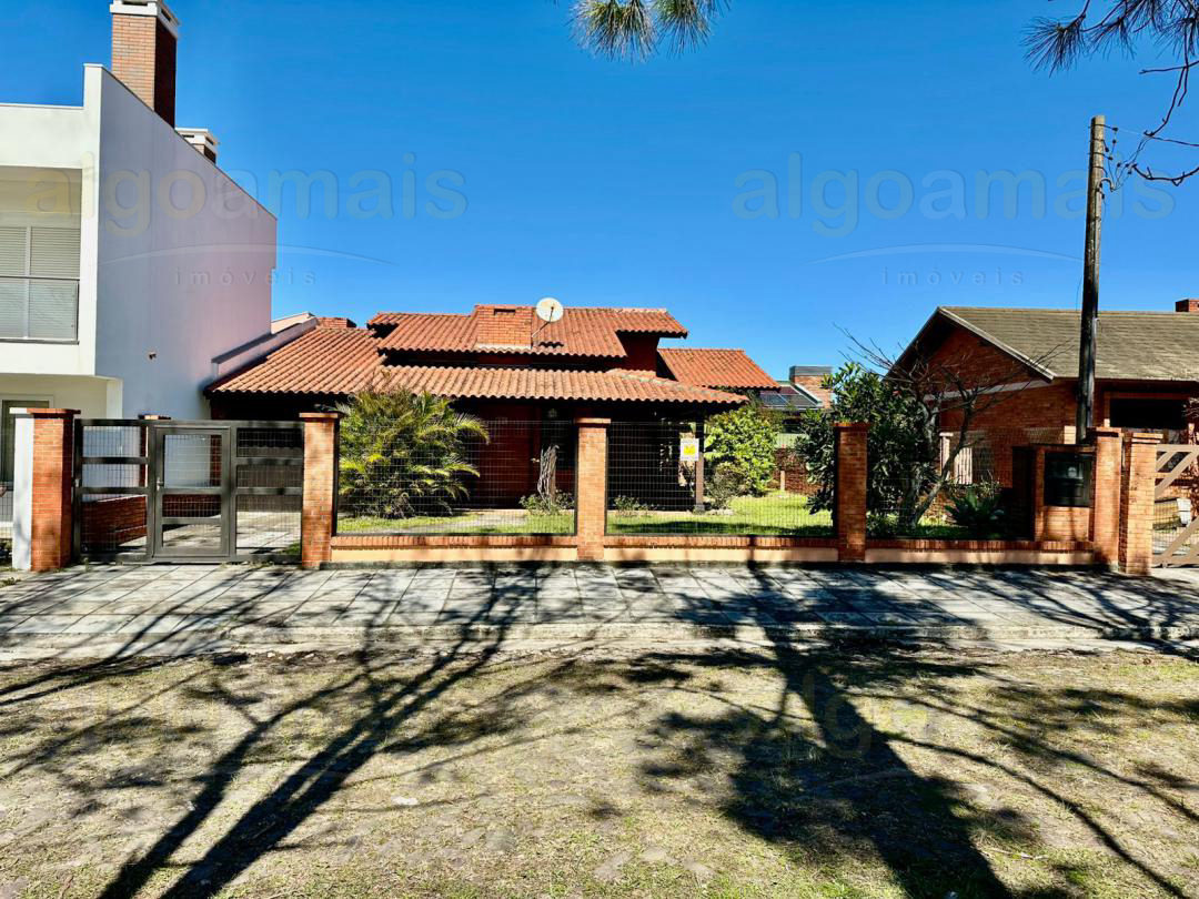 Casa Mobiliada à venda em Xangri-Lá, Centro, próxima do mar, frente norte e área verde - 134m² — Centro — Xangri-Lá