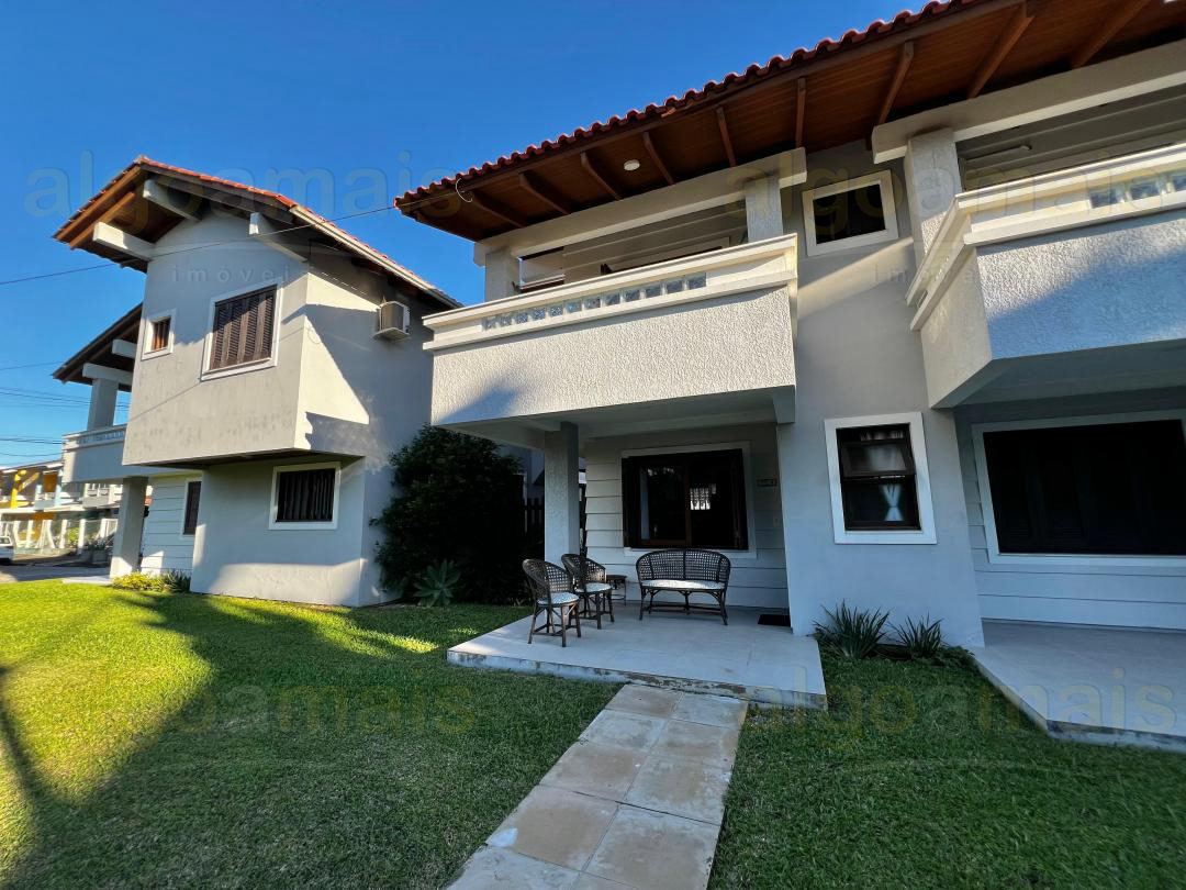 Sobrado no Centro de Xangri-Lá, próximo do mar, frente norte e área verde - Mobiliado - Venda — Centro — Xangri-Lá