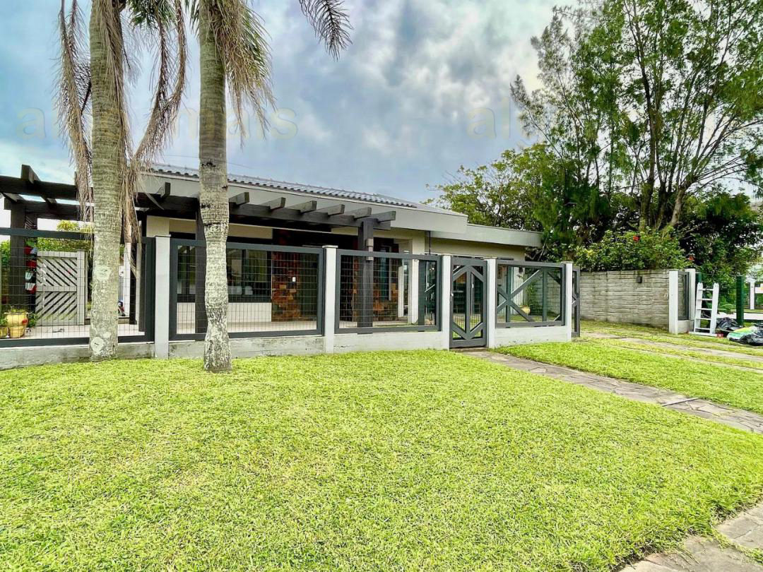 Casa Mobiliada com Piscina em Xangri-Lá no Centro - Venda — Centro — Xangri-Lá