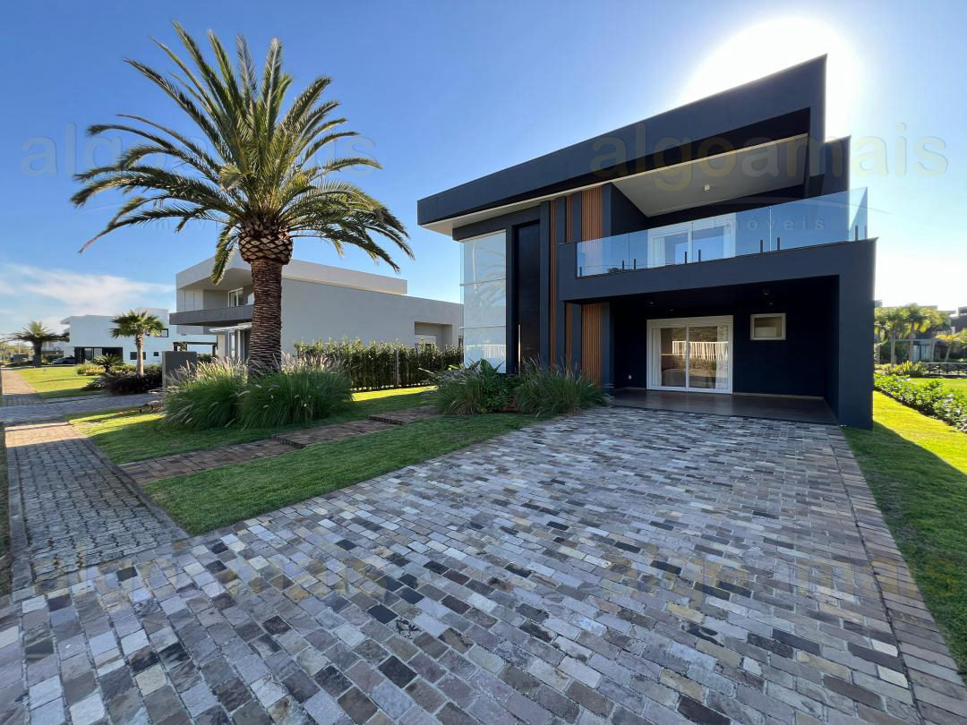 Casa em Condominio Mobiliada em Capão da Canoa - Condominio Capao Ilhas Resort - Venda — Parque Antártica — Capão da Canoa
