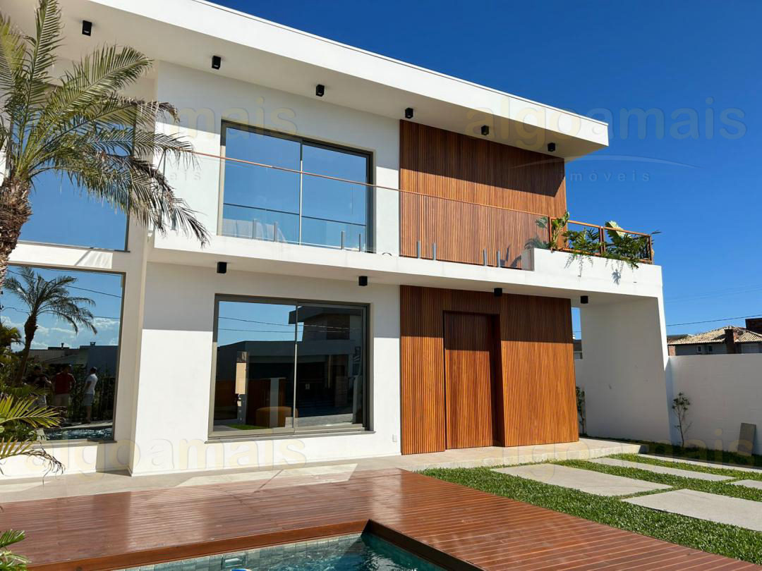 Sobrado à Venda em Xangri-Lá: 210m², Churrasqueira e Lareira no Centro — Centro — Xangri-Lá