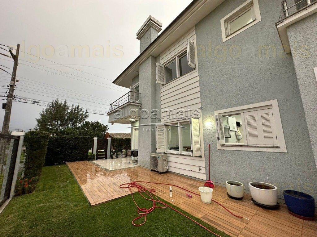 Sobrado Mobiliado com Piscina no Centro de Xangri-Lá, próximo do mar - Venda — Centro — Xangri-Lá