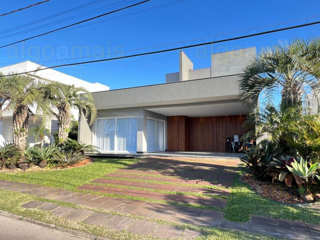 Casa em Condominio à venda em Xangri-Lá - Condominio Quintas do Lago - Mobiliada e com Piscina — Centro — Xangri-Lá