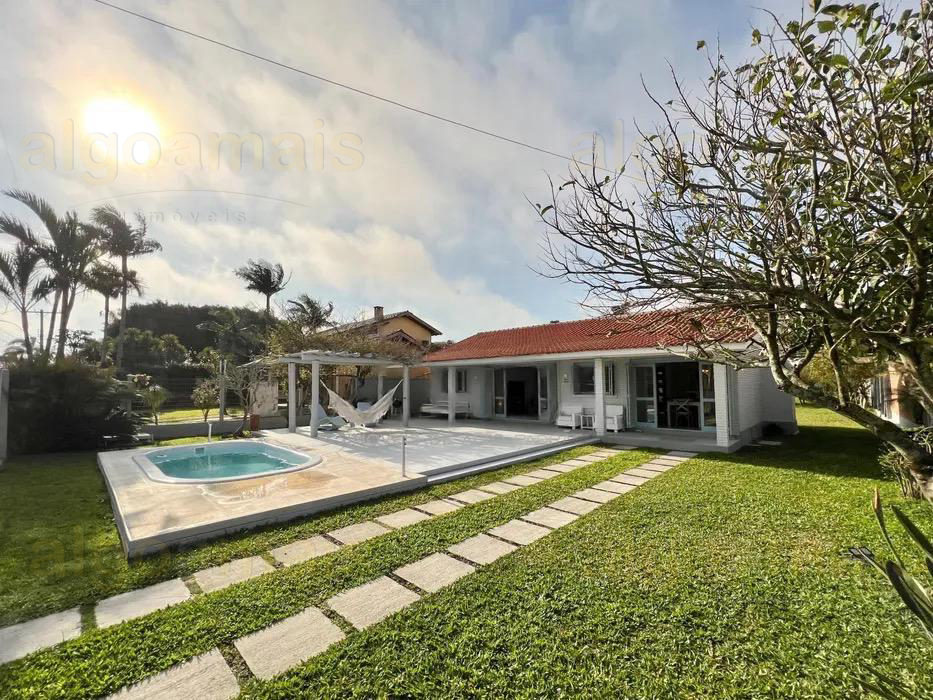 Casa mobiliada com piscina em Atlântida, Xangri-Lá, de avenida - Venda — Atlântida — Xangri-Lá